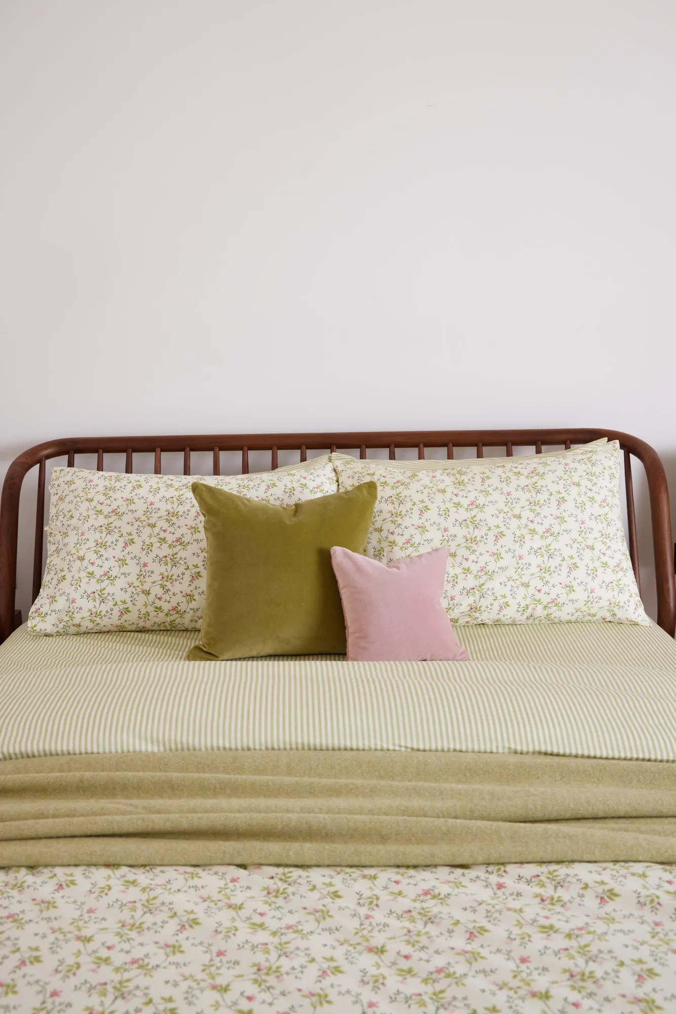 Foxford Reversible Dainty Lily Duvet Set